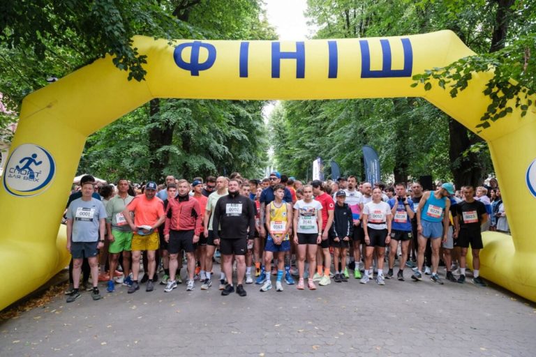 На Львівщині обласне керівництво влаштувало пробіжку парком