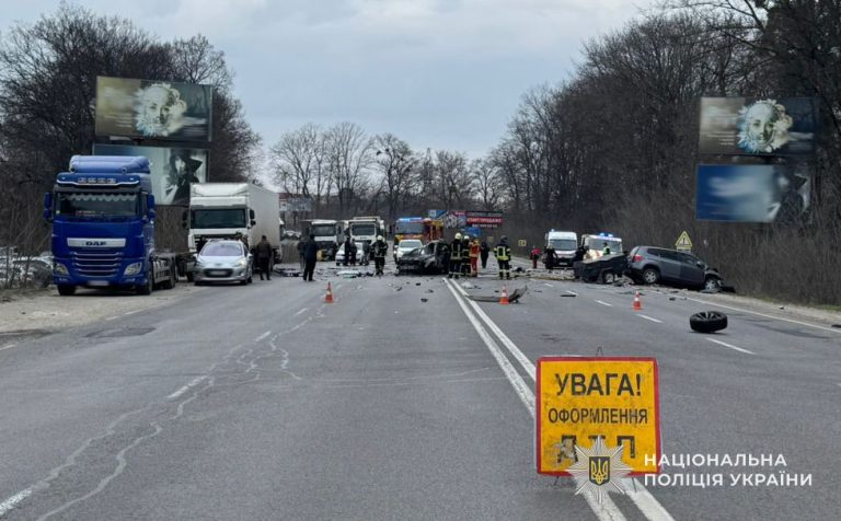 На трасі Львів – Івано-Франківськ легковик злетів на узбіччя (ВІДЕО)