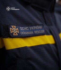 На Львівщині трасу залило: автомобілі пливли — дивіться відео
