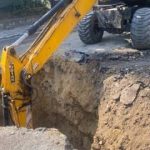 У Львові на вулиці Героїв УПА під асфальтом утворилися дві глибокі вирви