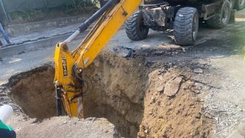 У Львові на вулиці Героїв УПА під асфальтом утворилися дві глибокі вирви