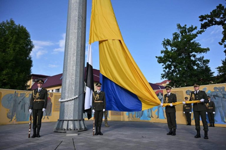 У Львові захисниця Маріуполя Еліна Мединіна підняла Прапор надії