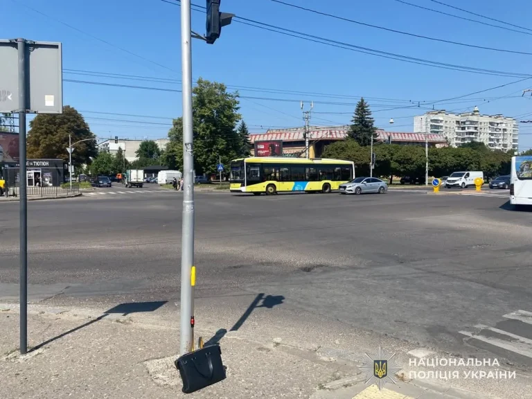 У Львові на вулиці Любінській водій автомобіля збив пішохода