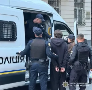 У Львові гостя готелю обчистили: поліція затримала трьох зловмисників