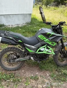 Нічна аварія на мотоциклі в Лопушній: водій та пасажир отримали травми