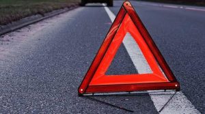 На Золочівщині водійка кросовера спричинила серію зіткнень із двома неповнолітніми мотоциклістами