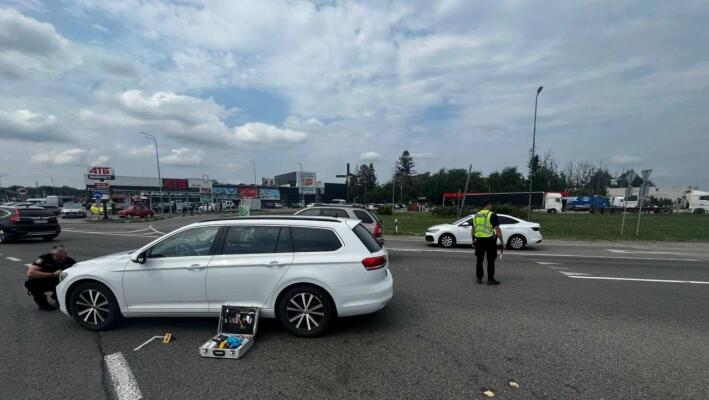 У Стрию на кільці Volkswagen збив 18-річну дівчину й 20-річного юнака — обидвоє госпіталізовані