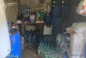 На Львівщині викрили підпільний цех із підробки відомих марок алкоголю