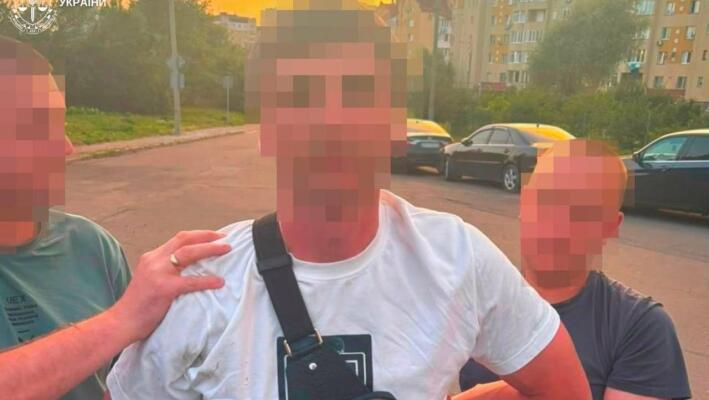 У Винниках правоохоронці затримали чоловіка, який погрожував пістолетом водію Mercedes