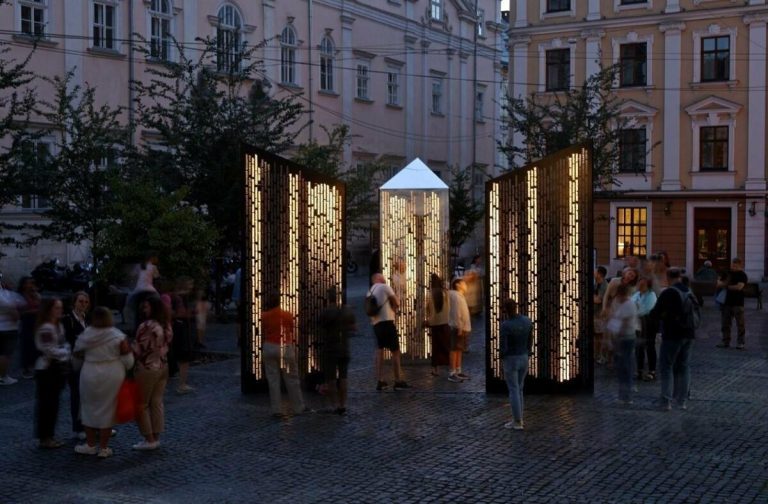 У Львові з’явився меморіал «Колони пам’яті», де викарбувано імена понад 2000 загиблих захисників України
