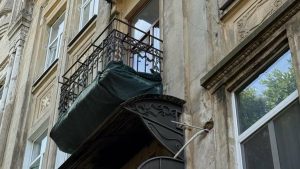 Мешканку Львова змусили за особисті гроші відновити балкон на будівлі, що є архітектурною пам’яткою