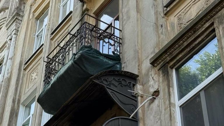 Мешканку Львова змусили за особисті гроші відновити балкон на будівлі, що є архітектурною пам’яткою