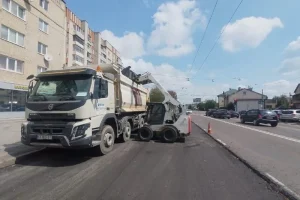 Львів вночі оновлює покриття на вулиці Городоцькій
