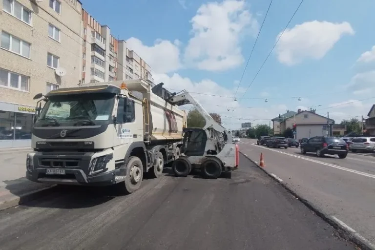 Львів вночі оновлює покриття на вулиці Городоцькій