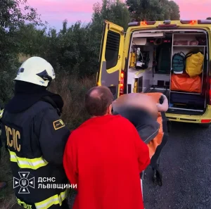 Рятувальники Сокальщини допомогли лікарям дістатися до хворого 69-річного чоловіка в селі Сілець