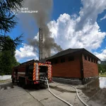 У Коростеві на Стрийщині палає дах одноповерхової будівлі