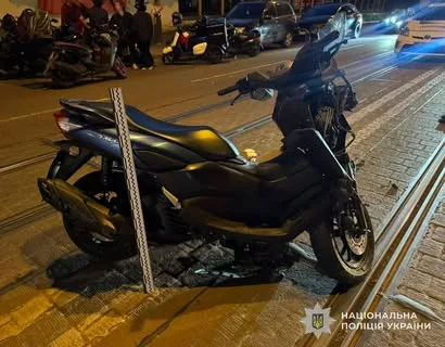 У Львові на вулиці Стуса мотоцикліст зазнав травм після зіткнення зі Skoda Octavia