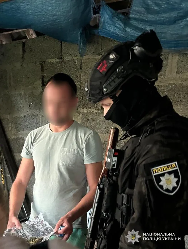 На Львівщині поліція викрила чоловіка, причетного до розповсюдження канабісу