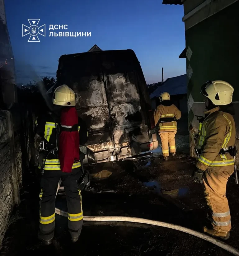 На Львівщині в Новій Кам’янці повністю згорів мікроавтобус Mercedes‑Benz Sprinter