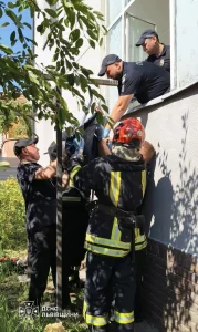 У Львові рятувальники відчинили двері квартири, щоб медики могли надати допомогу пацієнтці