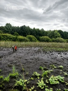 У Івано-Франковому спецслужби витягли жінку, яка застрягла в болоті