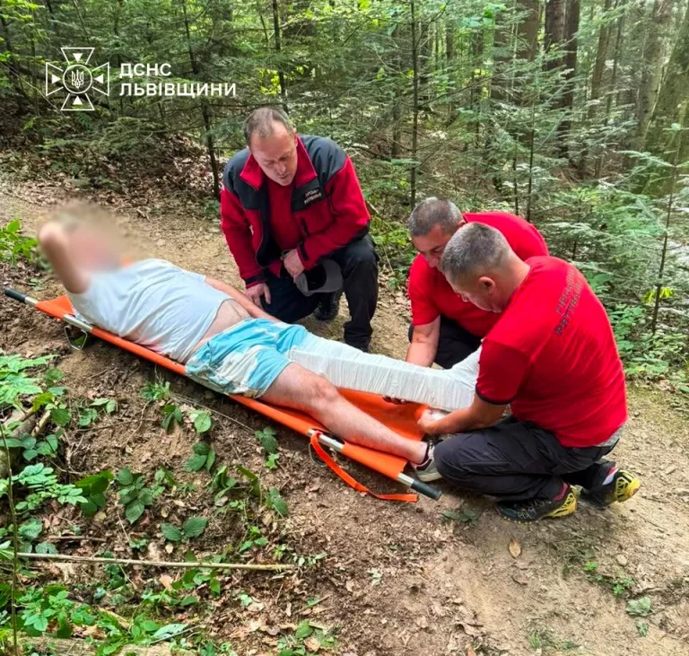 На Львівщині рятувальники надали допомогу туристу, який травмувався на водоспаді «Кам’янка»