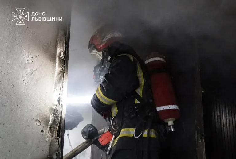 У селищі Великий Любінь на Львівщині сталася пожежа на даху житлового будинку