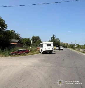 У селі Попелі на Львівщині легковик зіткнувся з автобусом — водія поранено