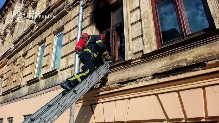 Пожежу в квартирі на львівській вулиці Мечнікова успішно ліквідовано