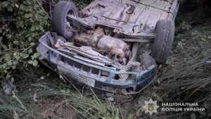 У Львівському районі водій загинув, а двоє пасажирів дістали травми через перекидання автомобіля