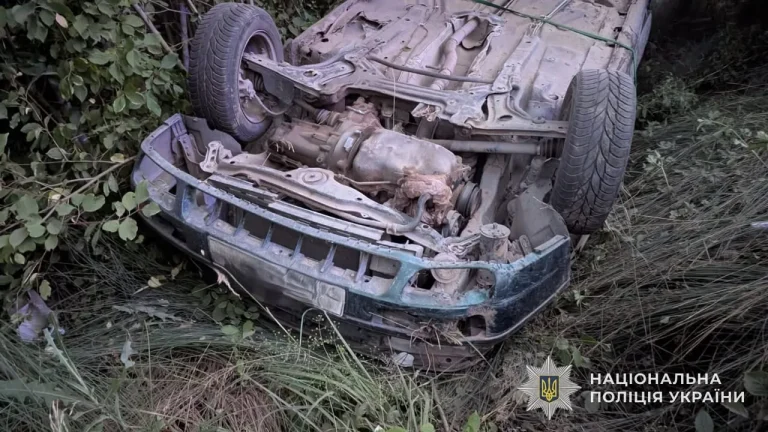 У Львівському районі водій загинув, а двоє пасажирів дістали травми через перекидання автомобіля