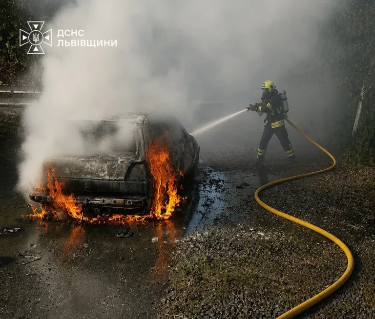У Красному на Золочівщині під час руху загорілося легкове авто