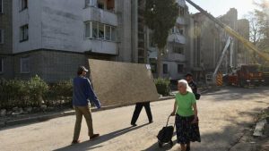 Після обстрілів у Львові відновлюють будинки — на вулиці Патона триває демонтаж, на Виговського проводять обстеження