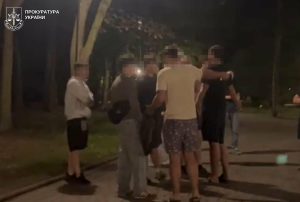 У Львові у парку двоє п’яних чоловіків побили підлітків, 16-річний хлопець отримав ножове ранення в спину