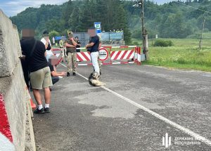 На Львівщині майор намагався переправити трьох чоловіків призовного віку до словацького кордону