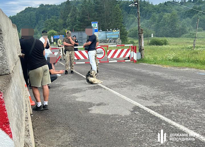 На Львівщині майор намагався переправити трьох чоловіків призовного віку до словацького кордону