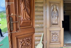 Уночі на Львівщині чоловік бензопилою зрізав замок із церковних дверей