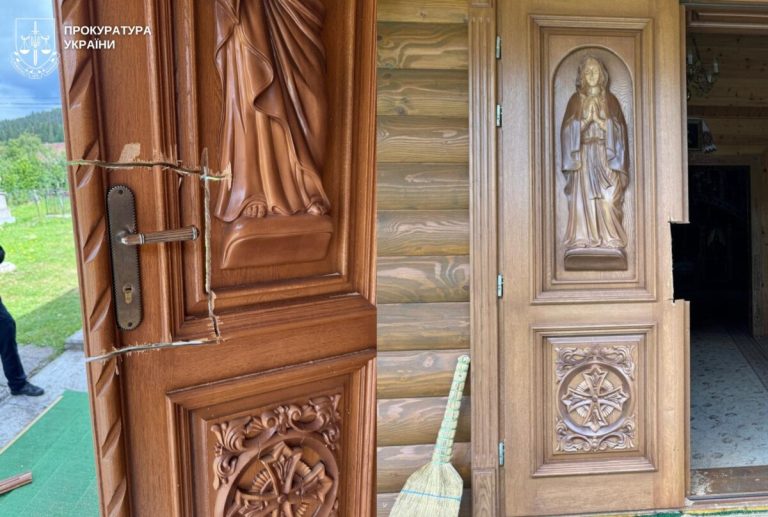 Уночі на Львівщині чоловік бензопилою зрізав замок із церковних дверей