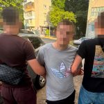 Львів’янку з переламаною рукою пограбували вдень біля школи — зловмисника вже затримали