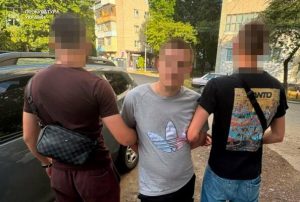 У Львові біля школи вдень зловмисник напав на жінку, зірвав прикрасу та зламав їй руку