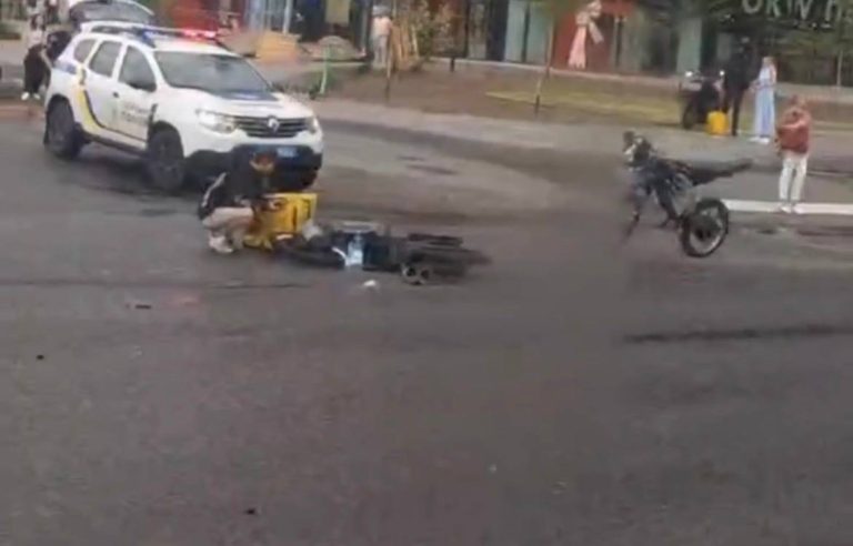 У Львові велокур’єр зіткнувся з автомобілем і отримав травми