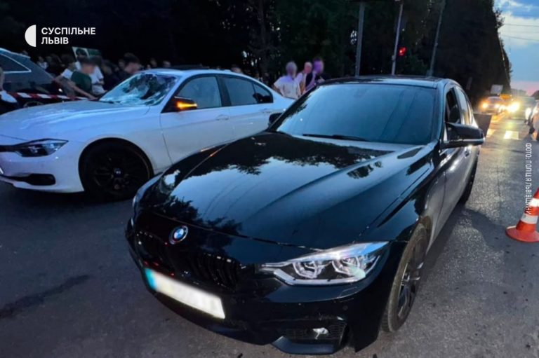 У Львові батько з дитиною порушив правила, переходячи проїжджу частину на червоний сигнал світлофора (ВІДЕО)