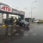 У Львові водій ледь не врізався на авто у будівлю супермаркету