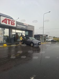 У Львові водій ледь не врізався на авто у будівлю супермаркету