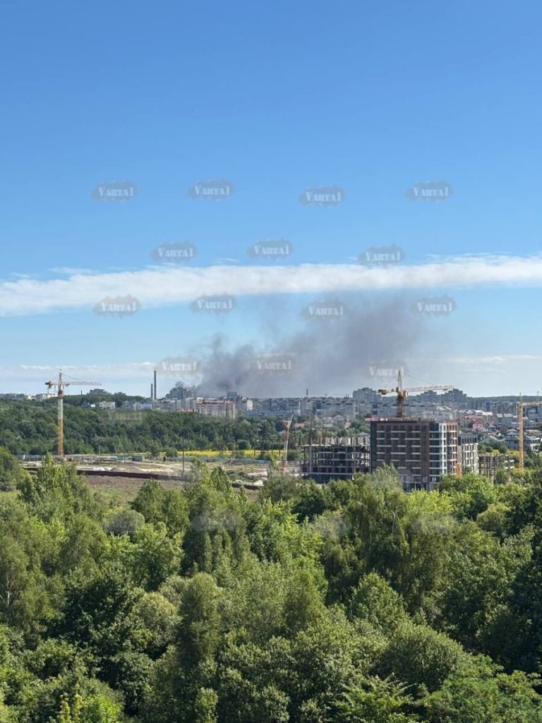 У Львові рятувальники ліквідовують масштабну пожежу в одному зі спальних районів міста