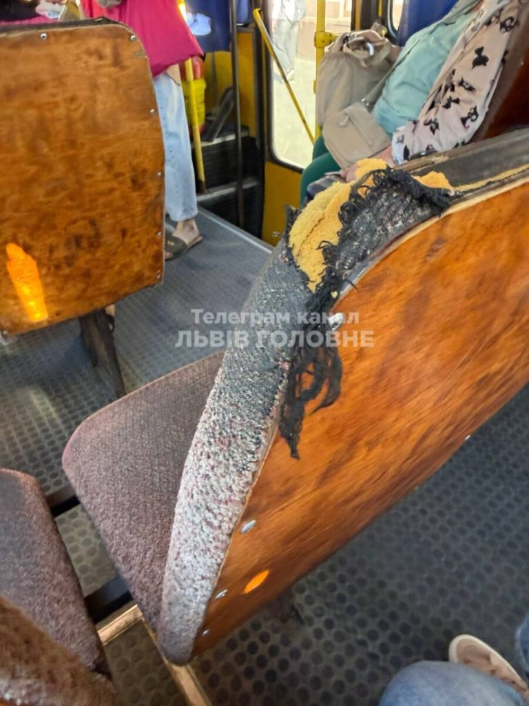 У Львові тролейбуси Садового виглядають зношеними та обшарпаними