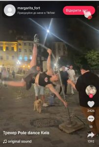 Дівчина у Львові пошкодила водний розпилювач (ВІДЕО)