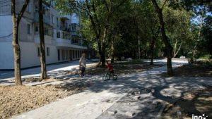 У Львові біля майбутнього ЦНАПу створюють новий громадський простір із фонтаном, спортивними тренажерами та зоною для петанку