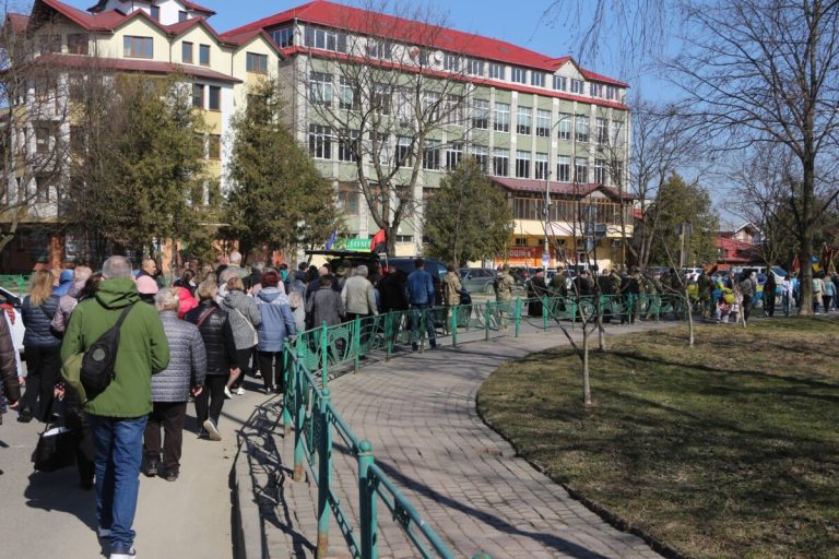 У Львівській області компанія співала пісні російською мовою в громадському місці