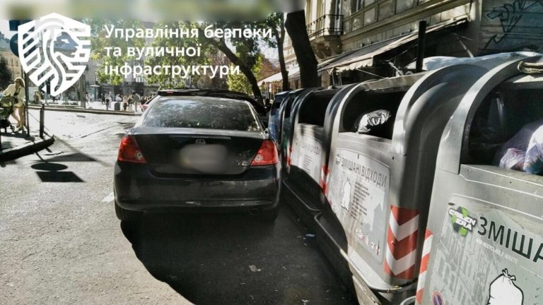 У Львові в самому серці міста виявили автомобілі, припарковані з порушенням правил паркування